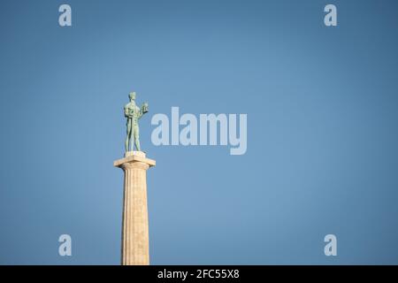 Primo piano sulla statua di Victor sulla fortezza di Kalemegdan, durante un pomeriggio di sole a Belgrado, Serbia. Chiamato anche Viktor Pobednik, situato a Kalemegdan Foto Stock