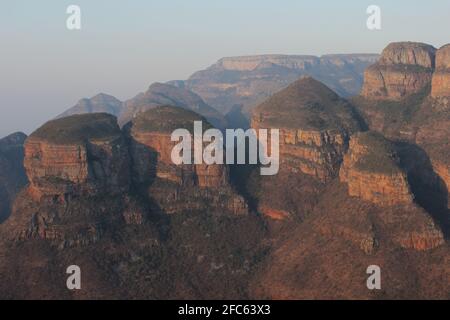 Il pittoresco Fiume Blyde canyon e tre rondavels nel percorso Panarama a Mpumalanga in Sudafrica Foto Stock