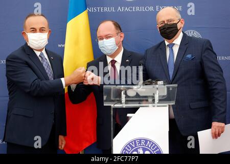 Bucarest, Romania. 23 Apr 2021. Il ministro degli Affari esteri rumeno Bogdan Aurescu (C), il ministro degli Affari esteri turco Mevlut Cavusoglu (L) e il ministro degli Affari esteri polacco Zbigniew Rau partecipano ad una conferenza stampa congiunta tenutasi a Bucarest (Romania) il 23 aprile 2021. Venerdì i ministri degli Esteri di Romania, Polonia e Turchia si sono riuniti qui per una riunione trilaterale sulle questioni della sicurezza, che ha incluso anche un incontro speciale con i loro omologhi in Georgia e Ucraina. Credit: Cristian Cristel/Xinhua/Alamy Live News Foto Stock