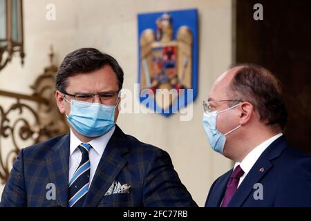 Bucarest, Romania. 23 Apr 2021. Il 23 aprile 2021 il Ministro degli Esteri rumeno Bogdan Aurescu (R) incontra il Ministro degli Esteri ucraino Dmytro Kuleba a Bucarest (Romania). Venerdì i ministri degli Esteri di Romania, Polonia e Turchia si sono riuniti qui per una riunione trilaterale sulle questioni della sicurezza, che ha incluso anche un incontro speciale con i loro omologhi in Georgia e Ucraina. Credit: Cristian Cristel/Xinhua/Alamy Live News Foto Stock