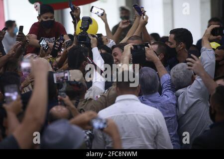 Manaus, AM 2021/23/04 - il Presidente Jair Bolsonaro ignora le misure di distanza sociale e l'uso di maschere per prevenire la covid-19. Foto: Danilo Mello Foto Stock