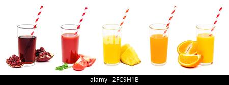 Diversi tipi di succhi con frutta (melograno, pomodoro, ananas, esotico, arancio) nei bicchieri con pezzi di frutta isolati su sfondo bianco Foto Stock