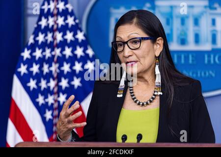 Il Segretario degli Stati Uniti dell'interno Debra Haaland informa i membri dei media nella Sala Stampa della Casa Bianca a Washington, DC, USA, 23 aprile 2021. Haaland ha parlato degli obiettivi di emissione del presidente Biden, nonché della creazione di una commissione per ridurre la violenza contro le donne dei nativi americani.Credit: Jim Lscalzo/Pool via CNP /MediaPunch Foto Stock