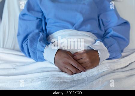 Sezione centrale della paziente femminile afroamericana che si trova nel letto dell'ospedale Foto Stock