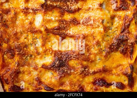 Cucina Italiana. Set di lasagne calde e gustose appena sfornate, in teglia da forno, su fondo di pietra bianca, vista dall'alto, piatto Foto Stock