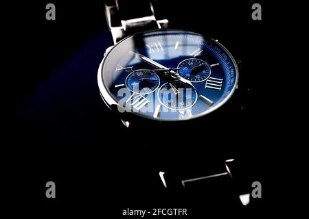 Orologio isolato con cronografo Blue Faced su sfondo nero Foto Stock