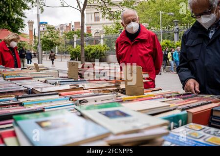 Madrid, Spagna. 23 Apr 2021. La gente guarda i libri durante la fiera del libro di Moyano Hill che è all'interno del quadro della Giornata internazionale del libro 2021.il partito politico spagnolo, Partido Popular (Partito popolare) insieme al presidente del partito, Pablo Casado, ha visitato la fiera del libro a Cuesta de Moyano, Madrid. (Foto di Diego Radames/SOPA Images/Sipa USA) Credit: Sipa USA/Alamy Live News Foto Stock