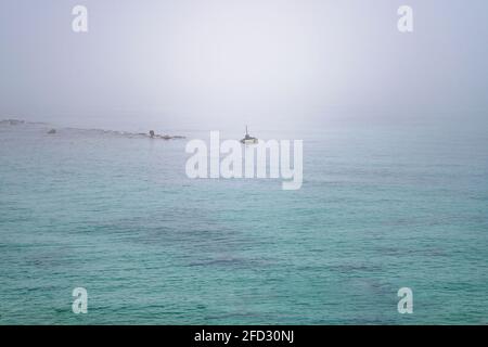 Un grande corpo d'acqua in una mattinata nebbiosa nel porto di Jaffa, Tel Aviv, Israele. Foto di alta qualità Foto Stock