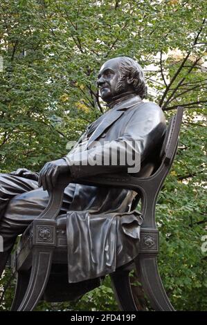 Una statua in bronzo in esposizione al pubblico nel centro della città di Londra del filantropo americano George Peabody (1795 - 1869). Nato nel Massachusetts Foto Stock