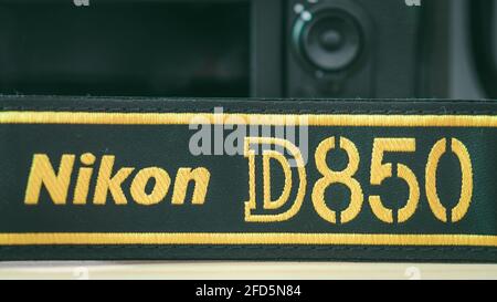 Galle, Sri Lanka - 02 17 2021: Nikon D850 DSLR e cinturino da fotocamera su tavolo in legno primo piano, nuovissimo logo Nikon ricamato in giallo in una costola nera Foto Stock