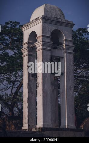 Alto campanile bianco presso il museo marittimo di Galle Fort Fotografia, la sera luce brillante colpisce il lato della torre. Foto Stock