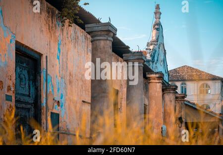 Ricostruzione dell'ufficio postale coloniale del forte di Galle, grandi alte colonne di cemento fiancheggiate di fronte all'edificio. Vista da un angolo basso attraverso la g Foto Stock