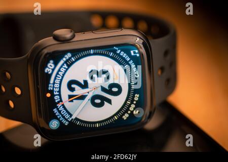 Galle, Sri Lanka - 02 19 2021: Apple Watch serie 6 visualizza l'orologio analogico sul touch screen primo piano. Foto Stock