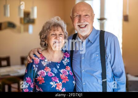 Felice coppia senior insieme a casa Foto Stock