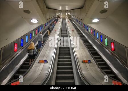 Scale mobili Knightsbridge Station con persone su scala mobile e giù vuota, 23 aprile 2021, Knightsbridge, Londra Foto Stock