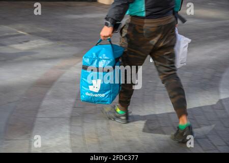 Consegna Deliveroo in fretta su Brompton Road, 23 aprile 2021, Knightsbridge, Londra Foto Stock