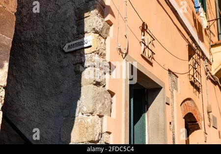 Vernazza, Liguria, Italia. Giugno 2021. Dal centro del paese una targa indica la direzione del sentiero chiamato via dell'amore in direzione Foto Stock