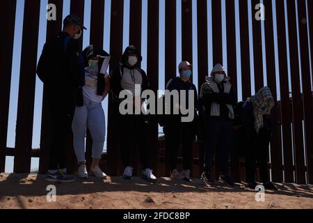 Yuma, Arizona, Stati Uniti. 23 Apr 2021. I migranti in cerca di asilo si arrendono nella pattuglia di confine degli Stati Uniti presso il muro di confine con il Messico a Yuma. Credit: Alison Dinner/ZUMA Wire/Alamy Live News Foto Stock