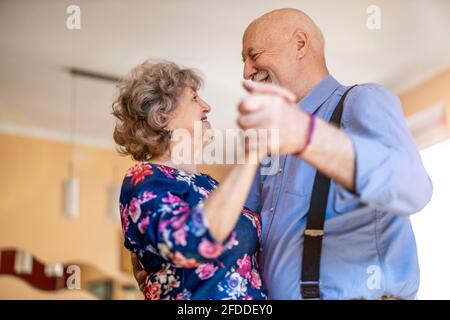 Felice coppia senior ballare insieme a casa Foto Stock