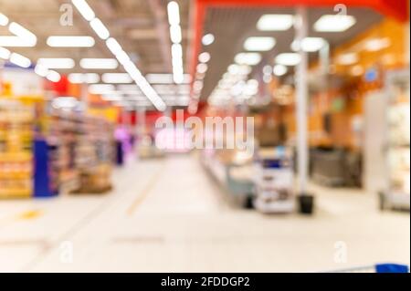 Abstract supermercato sfocata corsia con ripiani colorati e i clienti non riconoscibile come sfondo Foto Stock