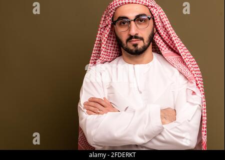 Uomo musulmano. Ritratto di un giovane arabo in abito tradizionale. Foto Stock
