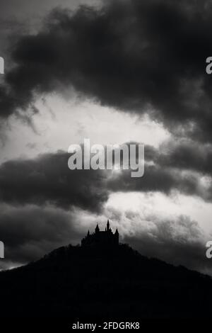 Il famoso Castello di Hohenzollern in una giornata buia e umorosa. Foto Stock