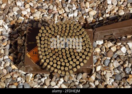 Due cinghie di ottone inscatolate esercito britannico emettono sbozzi SLR in attesa di smaltimento e consegnati nelle scatole non corrette. Foto Stock