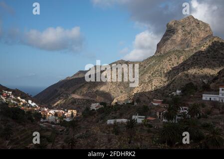 Roque El Cano è una spina vulcanica alta 650 metri appena sopra la Valle Hermoso a la Gomera nell'arcipelago delle Isole Canarie. Foto Stock