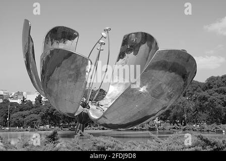 Floralis generica, una gigantesca scultura floreale realizzata in acciaio e alluminio dall'architetto argentino Eduardo Catalano, Buenos Aires, Argentina Foto Stock