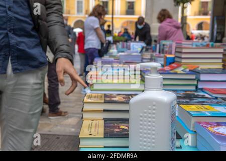 Palma di Maiorca; 23 2021 aprile: Festa di Sant Jordi o Book Day nel centro storico di Palma di Maiorca in tempi della pandemia di Coronavirus Foto Stock