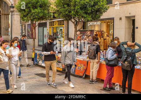 Palma di Maiorca; 23 2021 aprile: Festa di Sant Jordi o Book Day nel centro storico di Palma di Maiorca in tempi della pandemia di Coronavirus Foto Stock