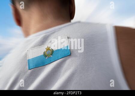 La bandiera nazionale di San Marino sulla schiena dell'atleta Foto Stock