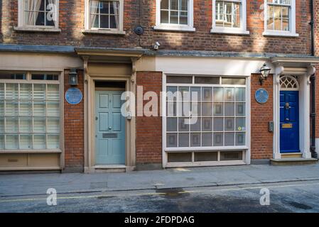 Un paio di villette a schiera. C1690-1700, grado ll edifici elencati con targhe blu in Old Queen Street, Westminster, Londra, Inghilterra, Regno Unito Foto Stock