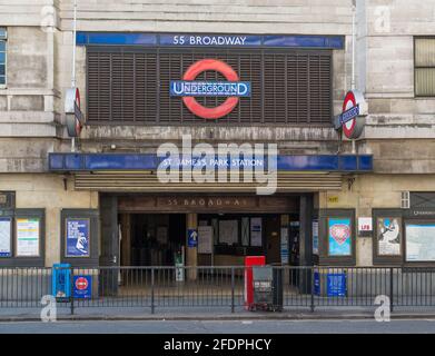 Stazione della metropolitana di St. James's Park. Londra, Inghilterra, Regno Unito Foto Stock