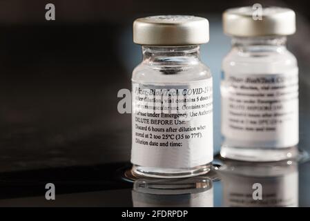 San Sebastian, Gipuzkoa, Spagna; 24 aprile 2021. Messa a fuoco selettiva di due flaconcini di vaccino Pfizer con riflessione. Foto Stock