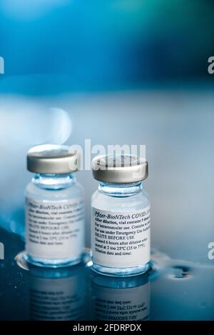San Sebastian, Gipuzkoa, Spagna; 24 aprile 2021. Due flaconcini di vaccino Pfizer-BioNTech Covid-19 con istruzioni per l'uso. Primo piano Foto Stock