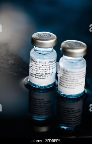 San Sebastian, Gipuzkoa, Spagna; 24 aprile 2021. Due flaconcini di vaccino Pfizer-BioNTech Covid-19 con istruzioni per l'uso. Primo piano Foto Stock