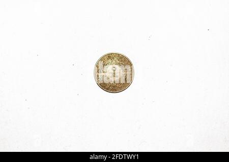 Il lato opposto dell'Arabia Saudita 1376 AH (anno 1956) 4 piasters GHIRSH (qirsh) Coin con tonalità irregolare-Luster isolato su sfondo bianco, ret vintage Foto Stock