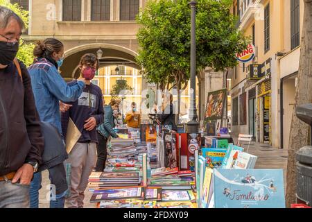 Palma di Maiorca; 23 2021 aprile: Festa di Sant Jordi o Book Day nel centro storico di Palma di Maiorca in tempi della pandemia di Coronavirus Foto Stock