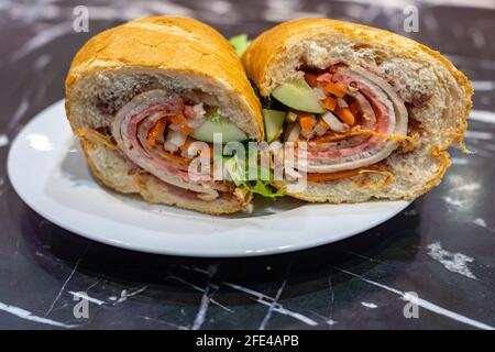 Primo piano foto di un sandwich di prosciutto di maiale in stile vietnamita - Banh, Michigan Foto Stock