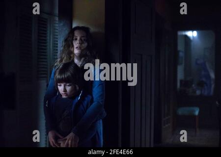 GILLIAN JACOBS e AZHY ROBERTSON in COME PLAY (2020), diretto da JACOB CHASE. Credit: Amblin Partners / Reliance Entertainment / Album Foto Stock