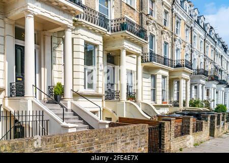 LONDRA, Regno Unito - 21 APRILE 2021: Via residenziale a Mailda vale a Londra. Questo quartiere ricco ha molti grandi blocco tardo vittoriano ed edoardiano Foto Stock