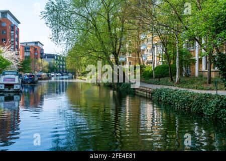LONDRA, Regno Unito - 21 APRILE 2021: Barche a chiocchette e case galleggianti ormeggiate sul Canal Grande Union a Little Venice, Maida vale a Londra ovest Foto Stock