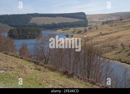 Sentiero della valle di Elan con serbatoi di epoca vittoriana e segni bilingue In gallese/inglese a Powys, Galles, Regno Unito Foto Stock