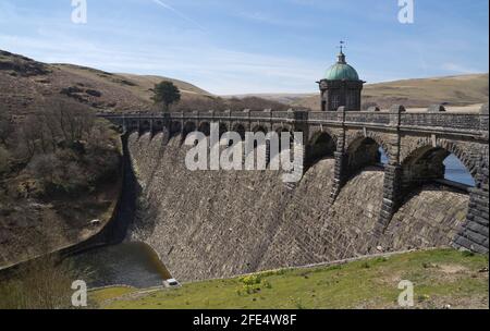 Sentiero della valle di Elan con serbatoi di epoca vittoriana e segni bilingue In gallese/inglese a Powys, Galles, Regno Unito Foto Stock