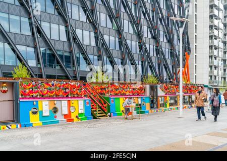 LONDRA, Regno Unito - 21 APRILE 2021: I vivaci ristoranti Darcie e May Green su una chiatta a Paddington Basin offrono l'ambiente perfetto per pranzare a lato del canale e. Foto Stock