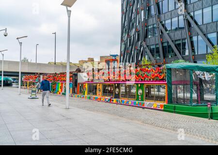 LONDRA, Regno Unito - 21 APRILE 2021: I vivaci ristoranti Darcie e May Green su una chiatta a Paddington Basin offrono l'ambiente perfetto per pranzare a lato del canale e. Foto Stock