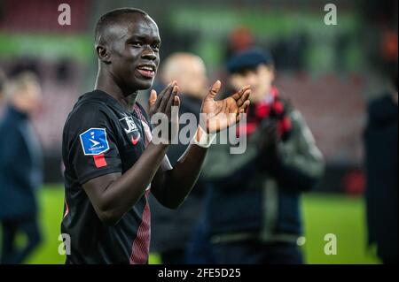 Herning, Danimarca. 22 aprile 2021. Awer Mabil (11) del FC Midtjylland celebra la vittoria con i tifosi dopo la partita 3F Superliga tra il FC Midtjylland e il FC Copenhagen alla MCH Arena di Herning. (Foto: Gonzales Photo - Morten Kjaer). Foto Stock