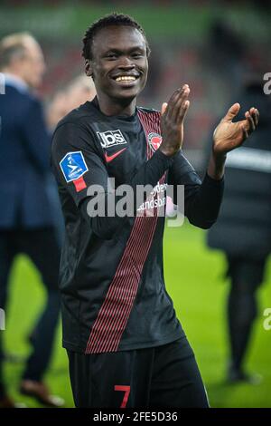 Herning, Danimarca. 22 aprile 2021. Pione Sisto (7) del FC Midtjylland celebra la vittoria con i tifosi dopo la partita 3F Superliga tra FC Midtjylland e FC Copenhagen presso la MCH Arena di Herning. (Foto: Gonzales Photo - Morten Kjaer). Foto Stock