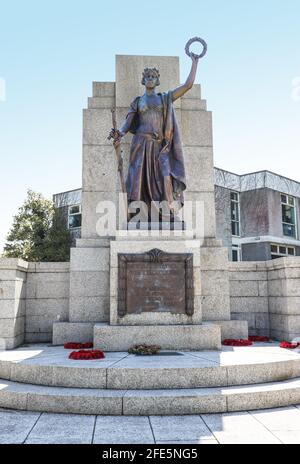 Il tributo da Plymouth al suo memoriale Glorius Dead sul bordo di Plymouth Hoe. Ricordare i perduti dalle due guerre mondiali. Fuori Citadel Road on Foto Stock